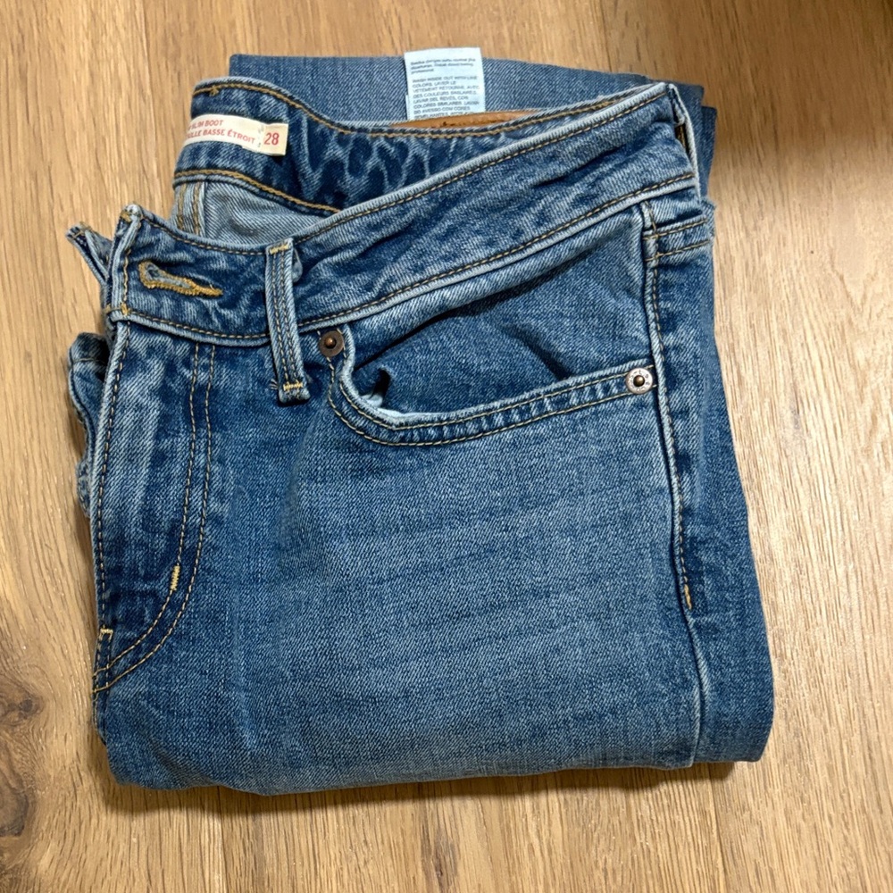 Levi’s boot cut size 28.